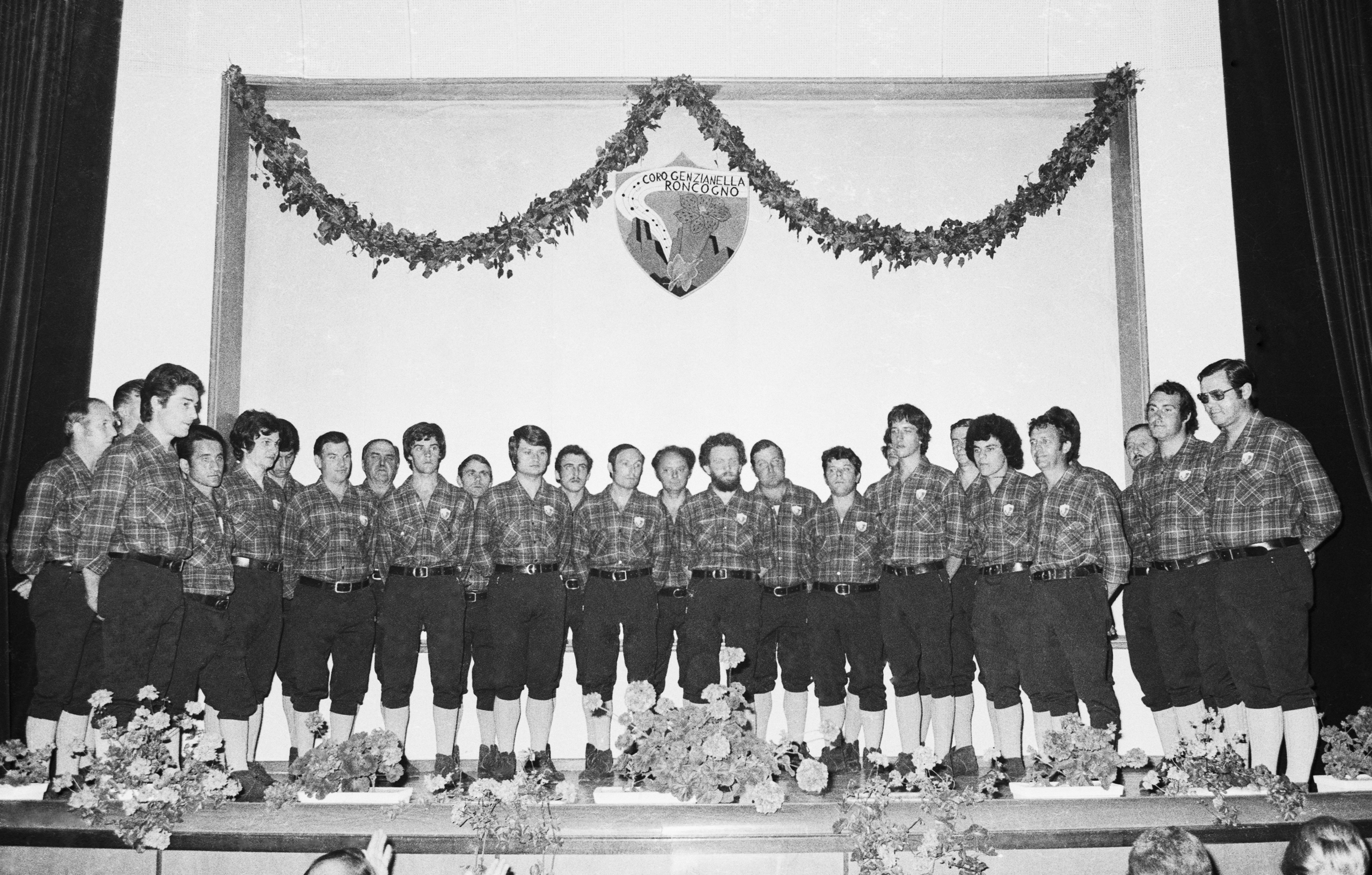 Foto storica della direzione del coro negli anni Settanta